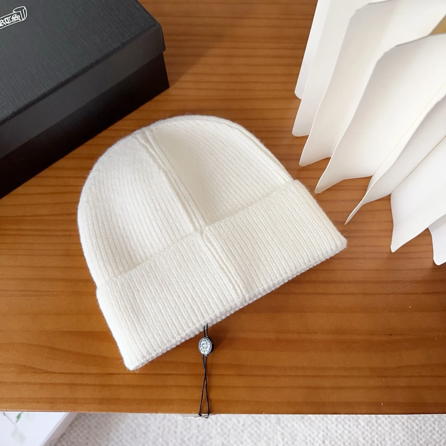 💰60 Crow Heart Autumn and Winter Wool Knitted Beanie This must be a favorite of minimalism. It is clean, neat, fashionable and versatile, and will definitely not be picky about your face shape! A fashionable classic that lasts forever! Fashionable black and white can be purchased together!